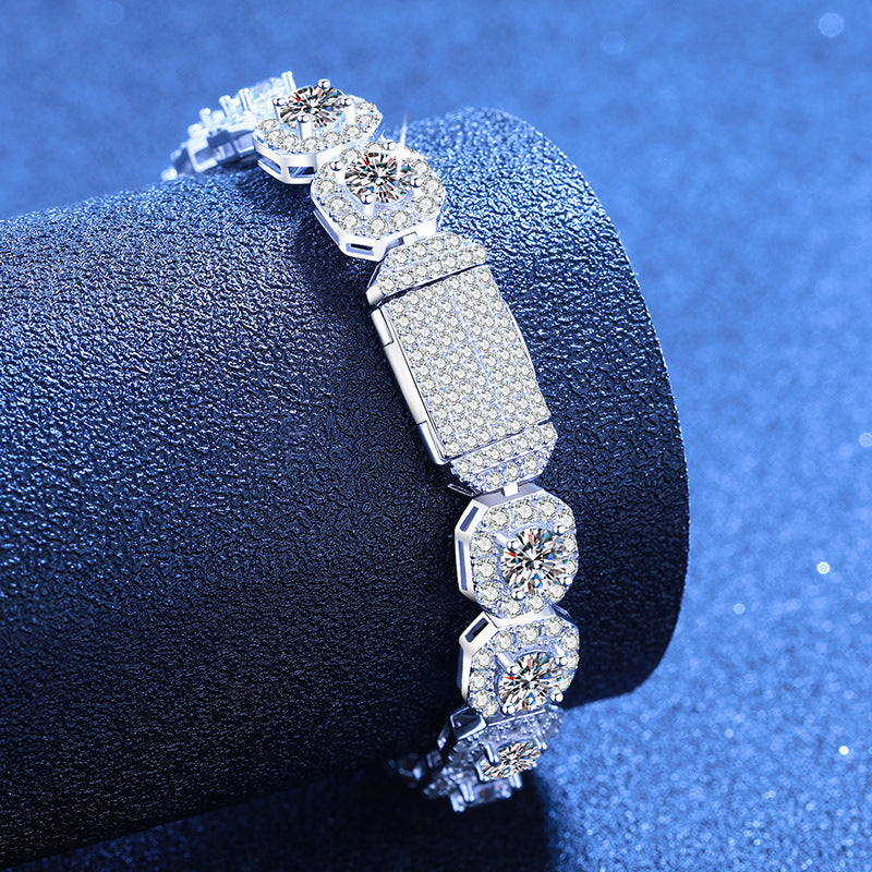 Pavé moissanite box clasp detail